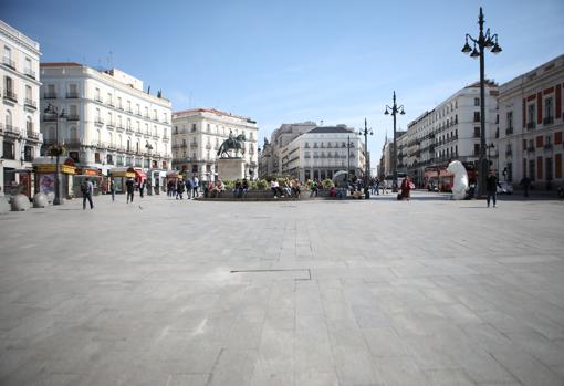 La Puerta del Sol, vacía de turistas y transeúntes