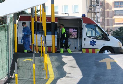 Imagen del traslado de un contagiado de coronavirus desde el Hospital General de Alicante a su domicilio