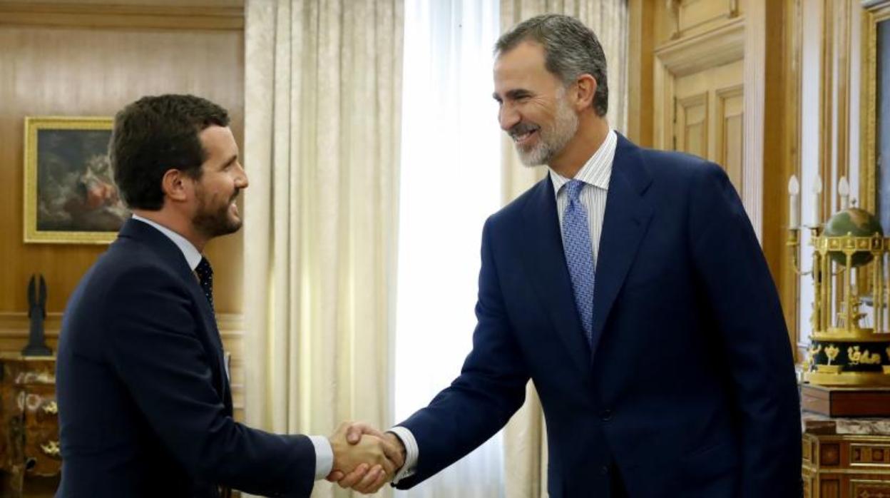 El presidente del Partido Popular, Pablo Casado, saluda al Rey, en septiembre