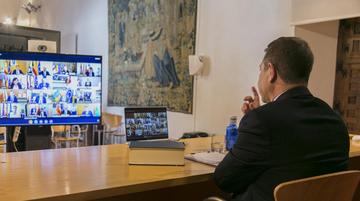 García-Page en la videoconferencia con el presidente del Gobierno