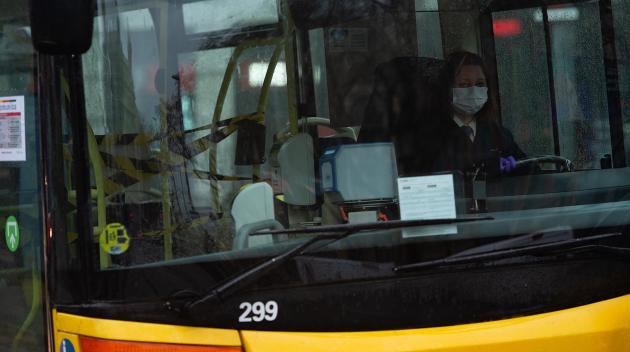 Una conductora de autobús este lunes en Barcelona