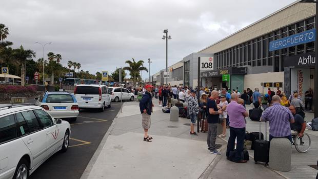 Los turistas montan el caos en los aeropuertos canarios para salir del país