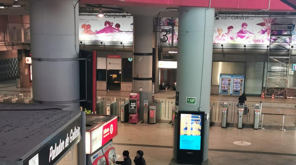 Usuarios de Cercanías, esta mañana, en la estación de Atocha