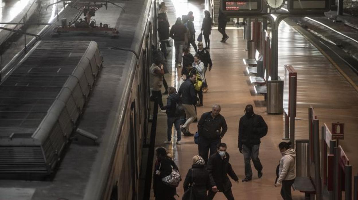 Estación de Atocha, este lunes, durante la primera jornada laborable tras el decreto del Estado de Alarma