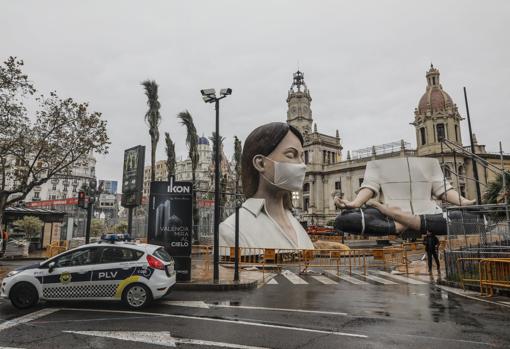 Imagen de la falla municipal de Valencia este lunes en la plaza del Ayuntamiento