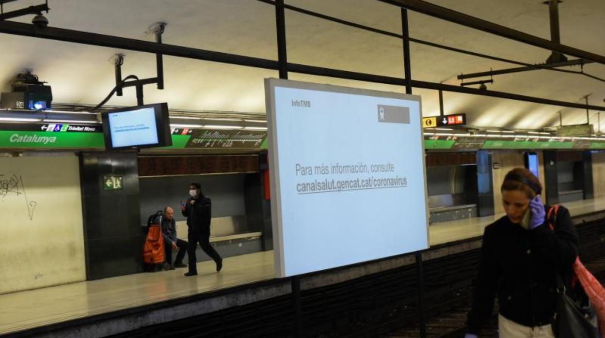 Usuarios, protegidos este lunes en la estación de Cataluña