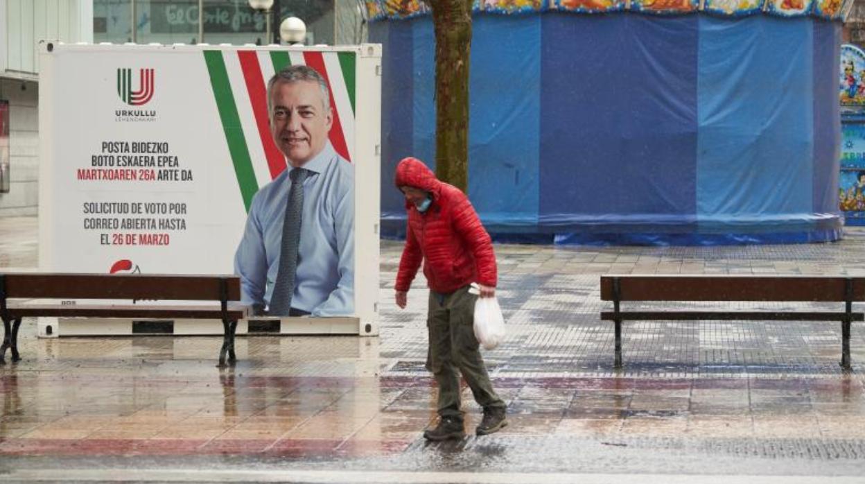 Un ciudadano pasaba ayer frente a una oficina cerrada del PNV en Vitoria