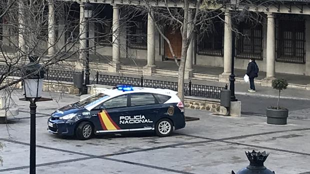 La Policía Nacional alerta a los transeúntes de que no pueden estar en las calles de Toledo