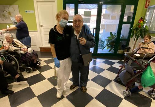 Román, un residente de 87 años, con María Jesús. Fotografiados por la directora