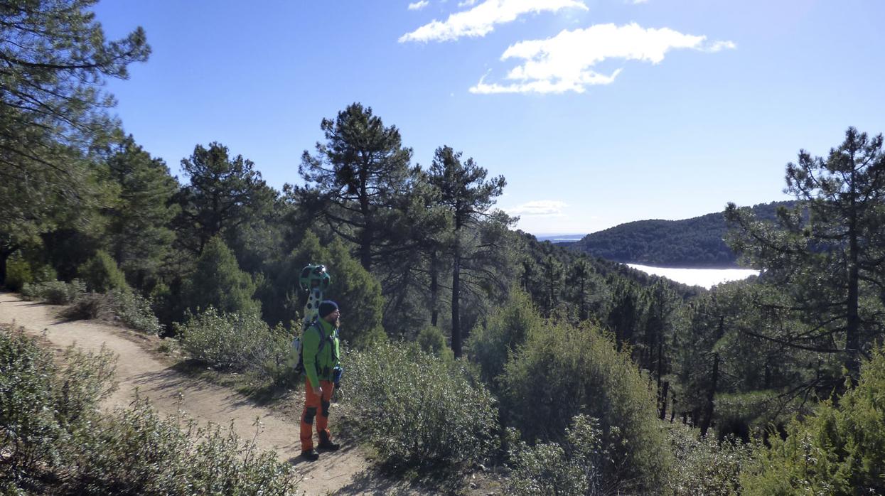 Un senderista por una de las zonas de la Sierra de Guadarrama por donde se puede pasear de forma virtual