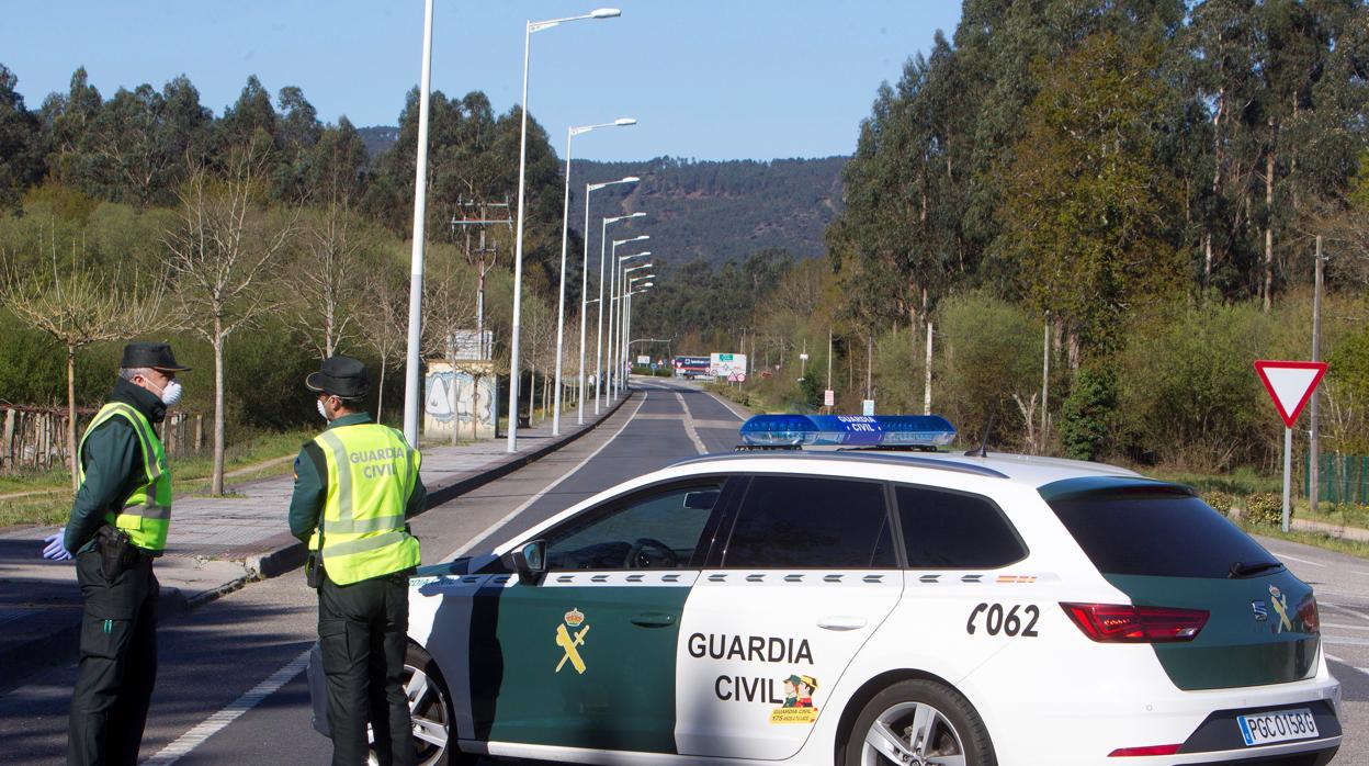 Efectivos de la Guardia Civil controlan la frontera de Goián