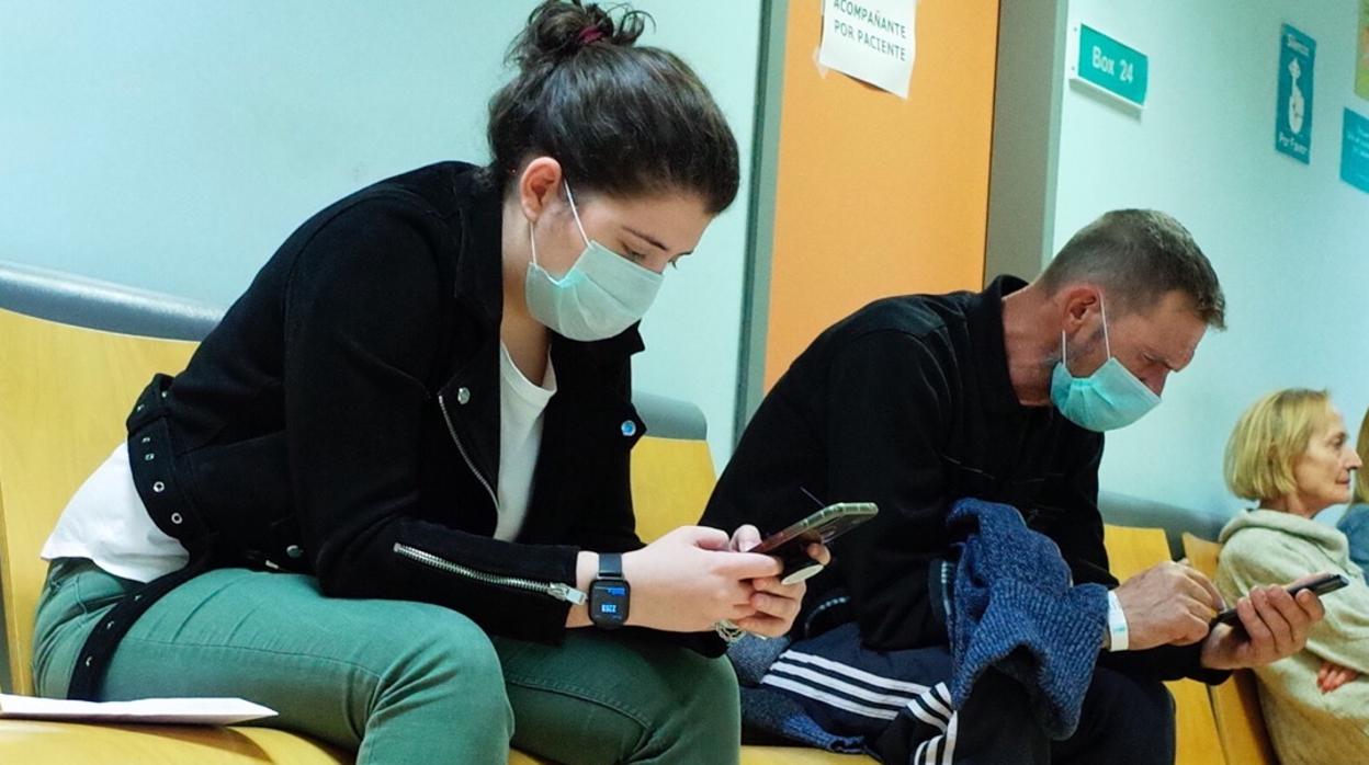 Pacientes con mascarillas en un centro sanitario de Zaragoza