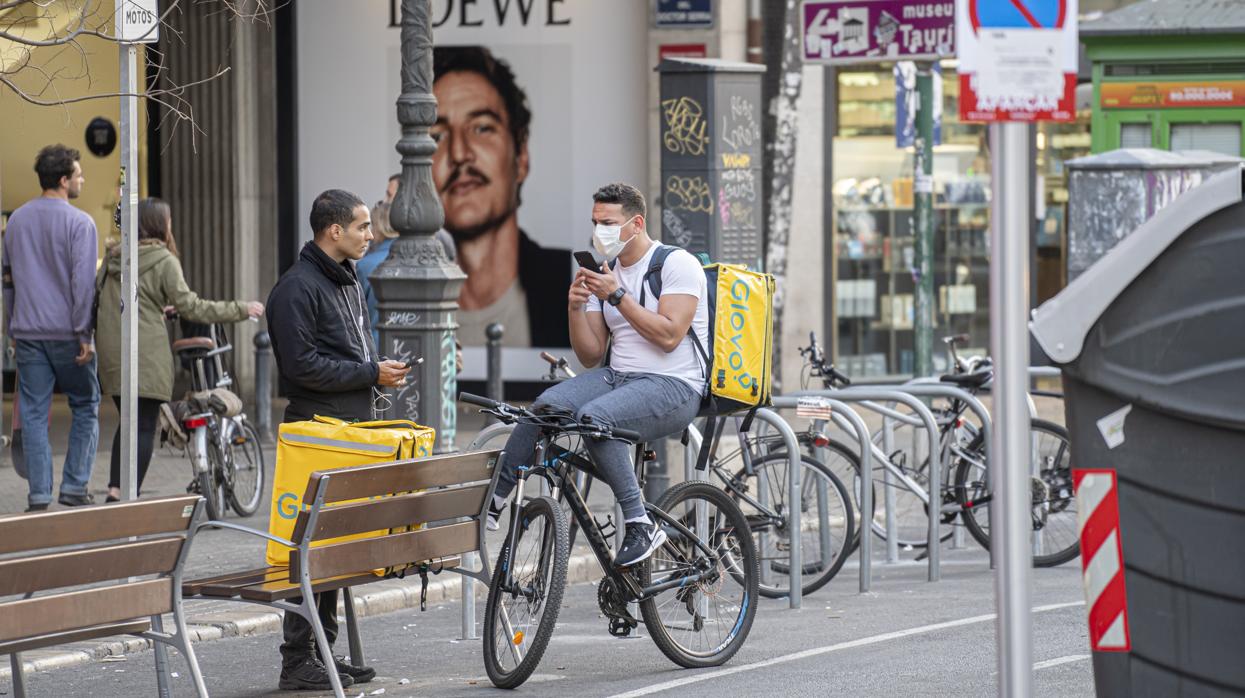 Imagen de un repartidor a domicilio con mascarilla