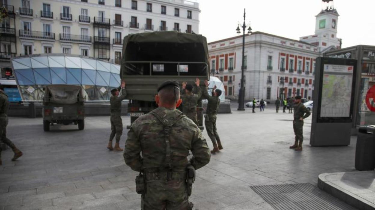 Miembros de la brigada de paracaidistas se despliegan en la Puerta del Sol de Madrid como relevo a la Unidad Militar de Emergencias (UME)