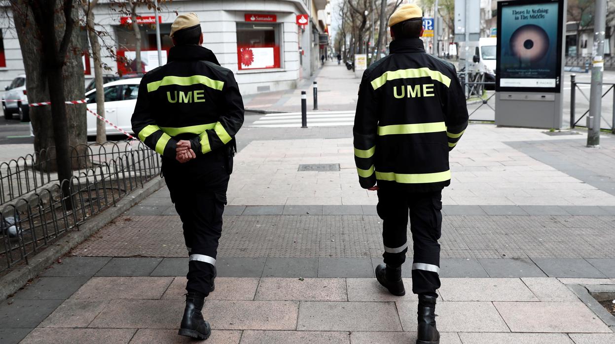 Dos militares de la UME controlan, ayer, que se cumplan las restricciones