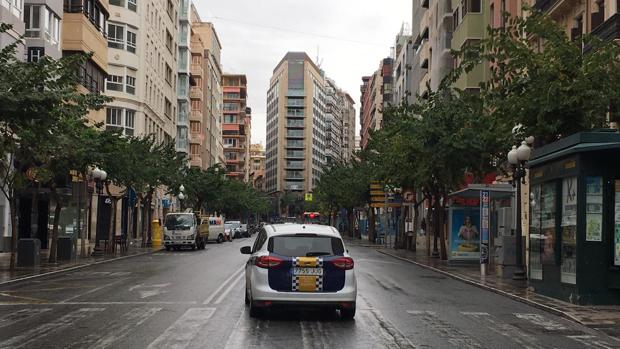 Coronavirus: la Policía de Alicante disuelve un botellón y envía a casa a menores que estaban fumando en la calle