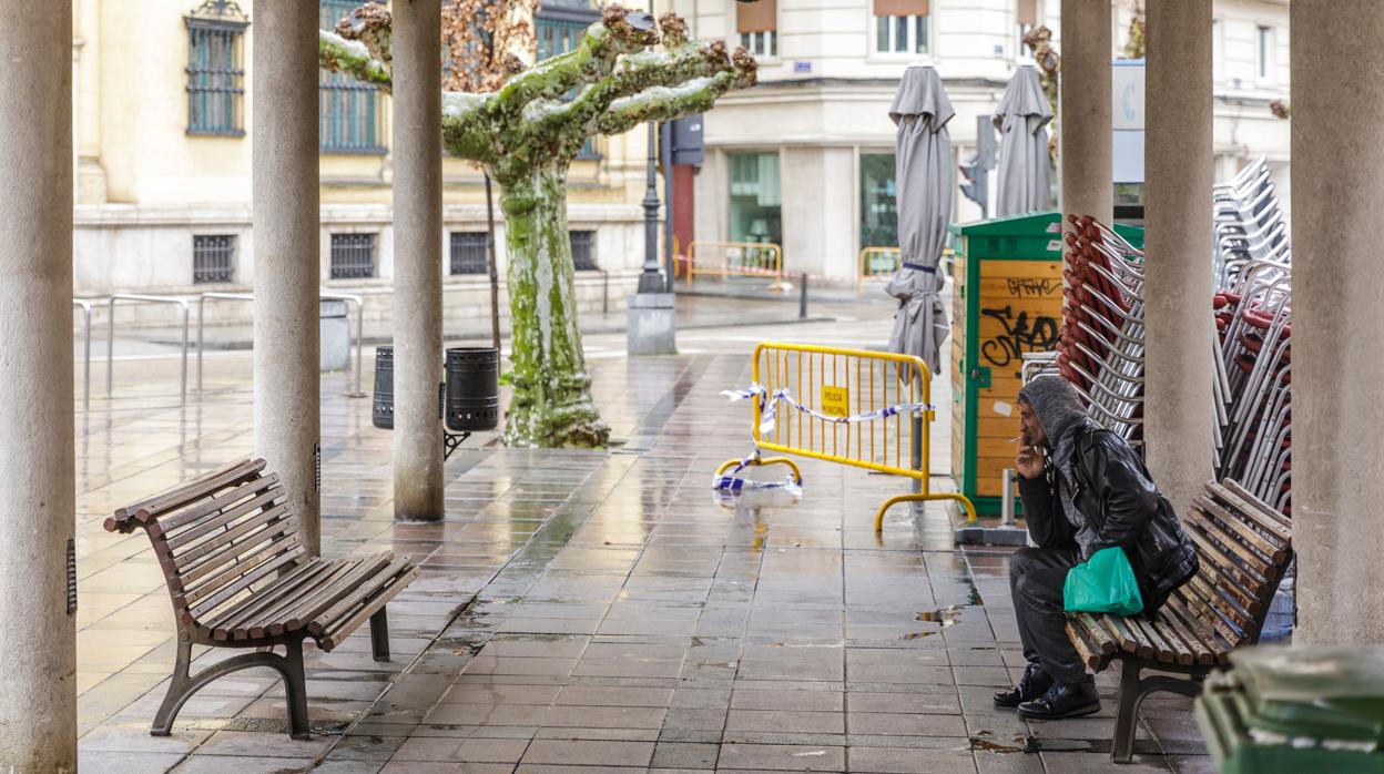 Un solitario sintecho ayer, en una de las plazas de Valladolid