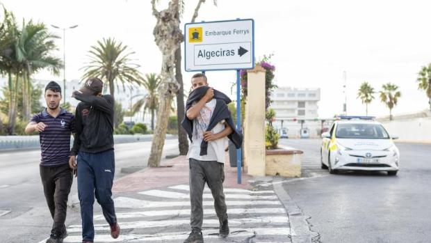 Ceuta confina en un polideportivo a 70 menas que se negaban a estar en centros para cumplir las medidas