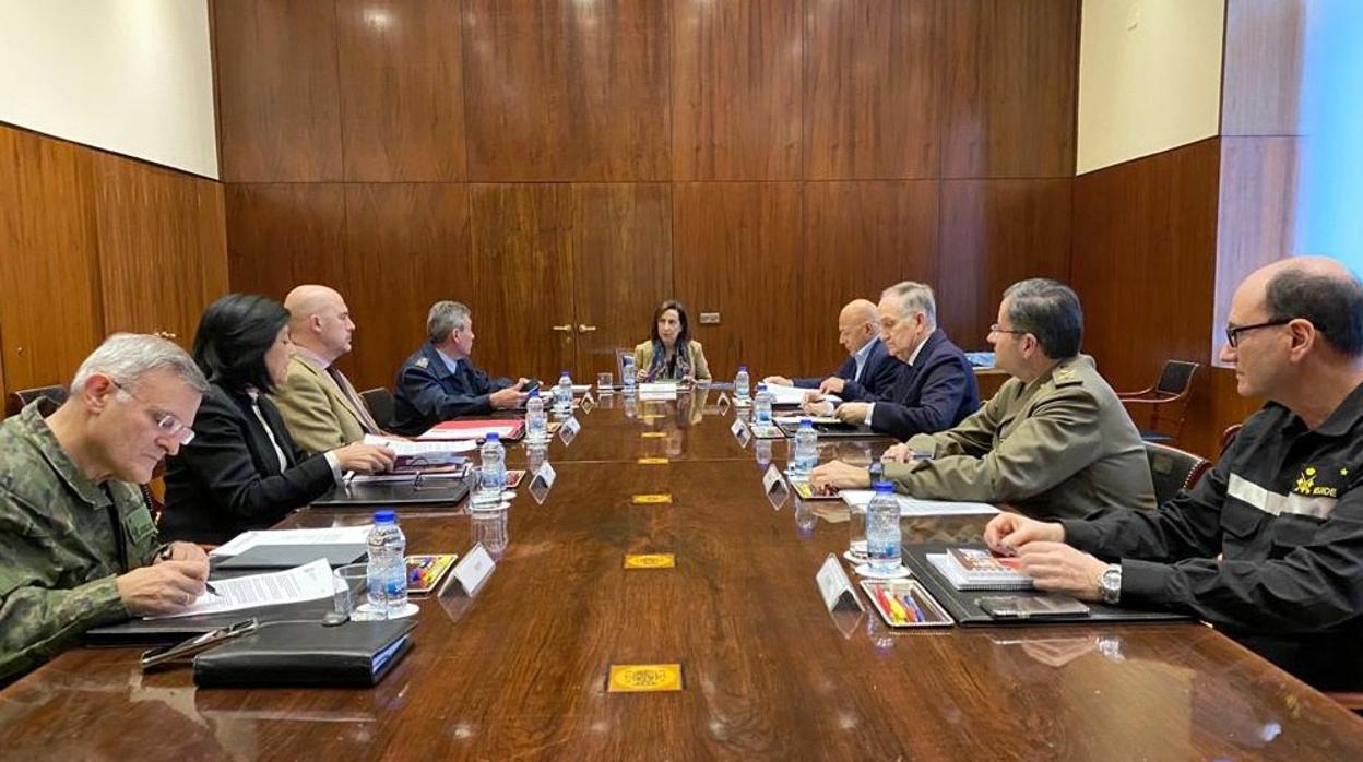 La ministra, Margarita Robles, preside la reunión de coordinación con la cúpula militar y del Ministerio