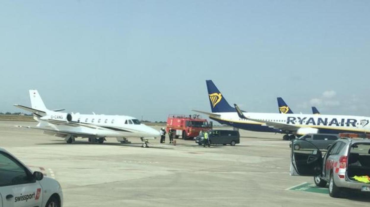 Imagen del avión privado que ha aterrizado de emergencia (a la izquierda) este miércoles en Alicante