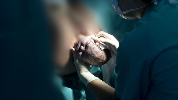 Nace sano el primer bebé de una mujer contagiada en Galicia