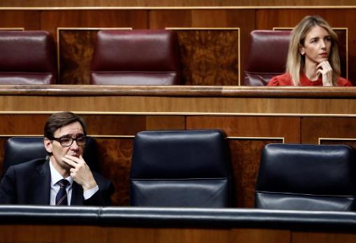 Una treintena de diputados guardan las distancias en un Pleno histórico y trascendental sin periodistas