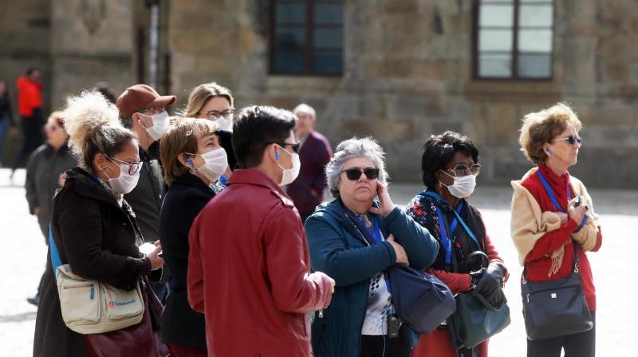 Turistas con mascarillas en el Obradoiro