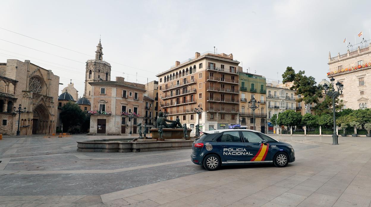 Imagen de la plaza de la Virgen de Valencia desierta un 18 de marzo