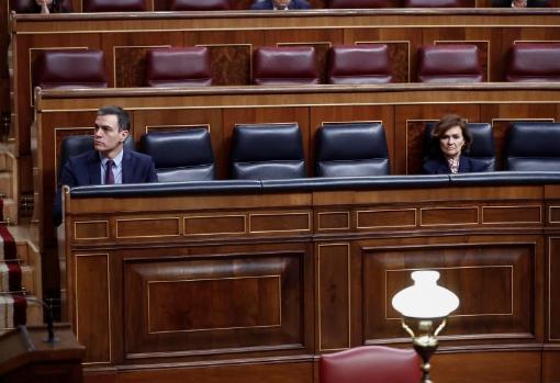 Una treintena de diputados guardan las distancias en un Pleno histórico y trascendental sin periodistas