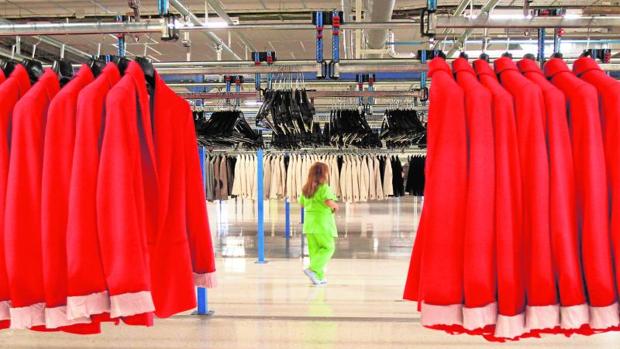 Inditex ofrece su red logística para traer material de China y estudia fabricar batas protectoras en España