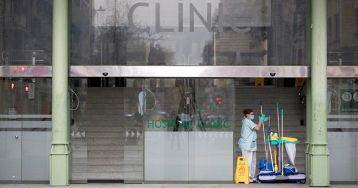 Fachada del Hospital Clínic en el tercer día de confinamiento en Cataluña