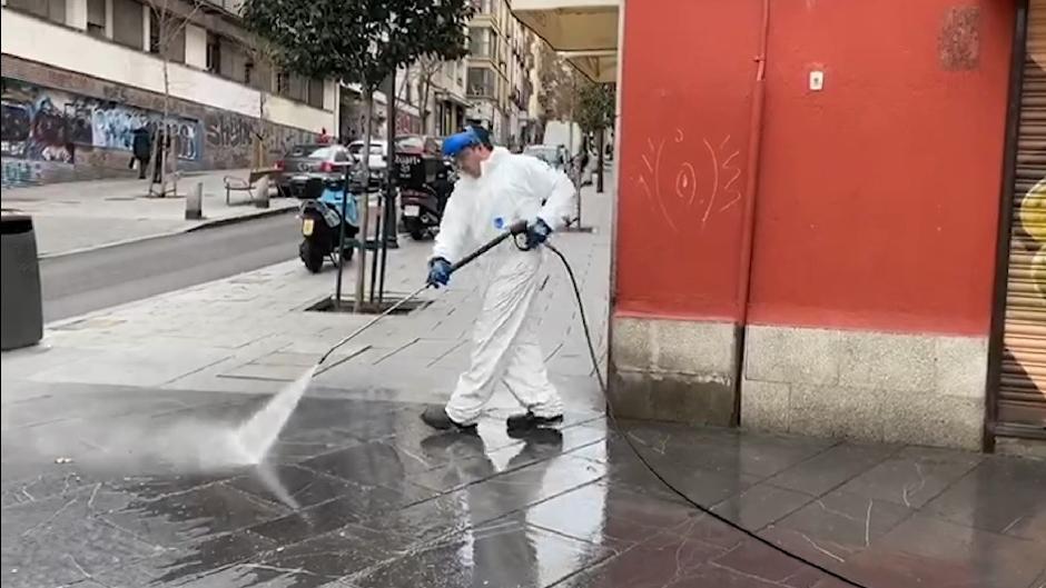 Así desinfecta el Ayuntamiento las calles de Madrid ante el coronavirus