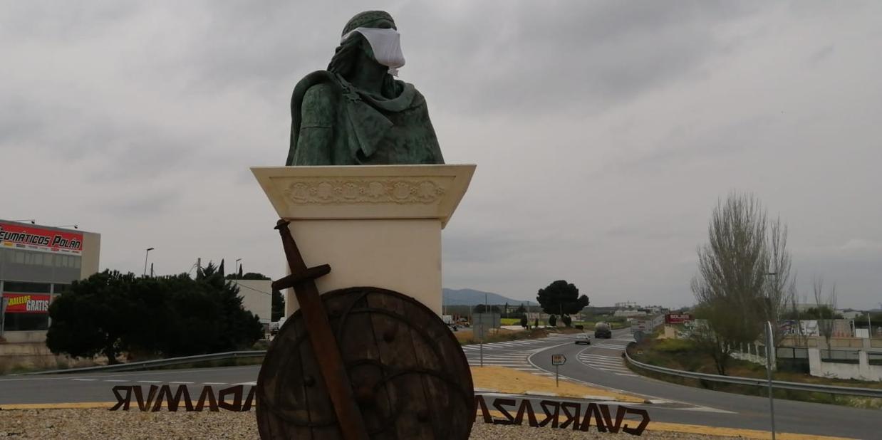 El busto de Recesvinto, en la rotonda de entrada a Guadamur, con mascarilla