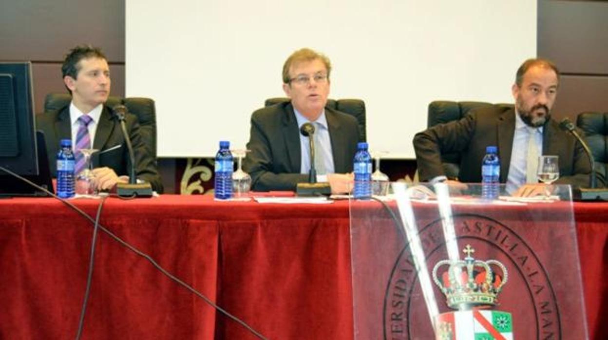 El actual rector de la Universidad de Castilla-La Mancha, Miguel Ángel Collado, junto al vicrrector