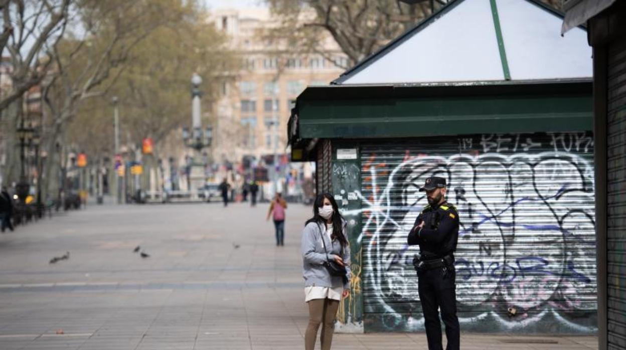 Una vecina, con un agente de la policía en la Rambla