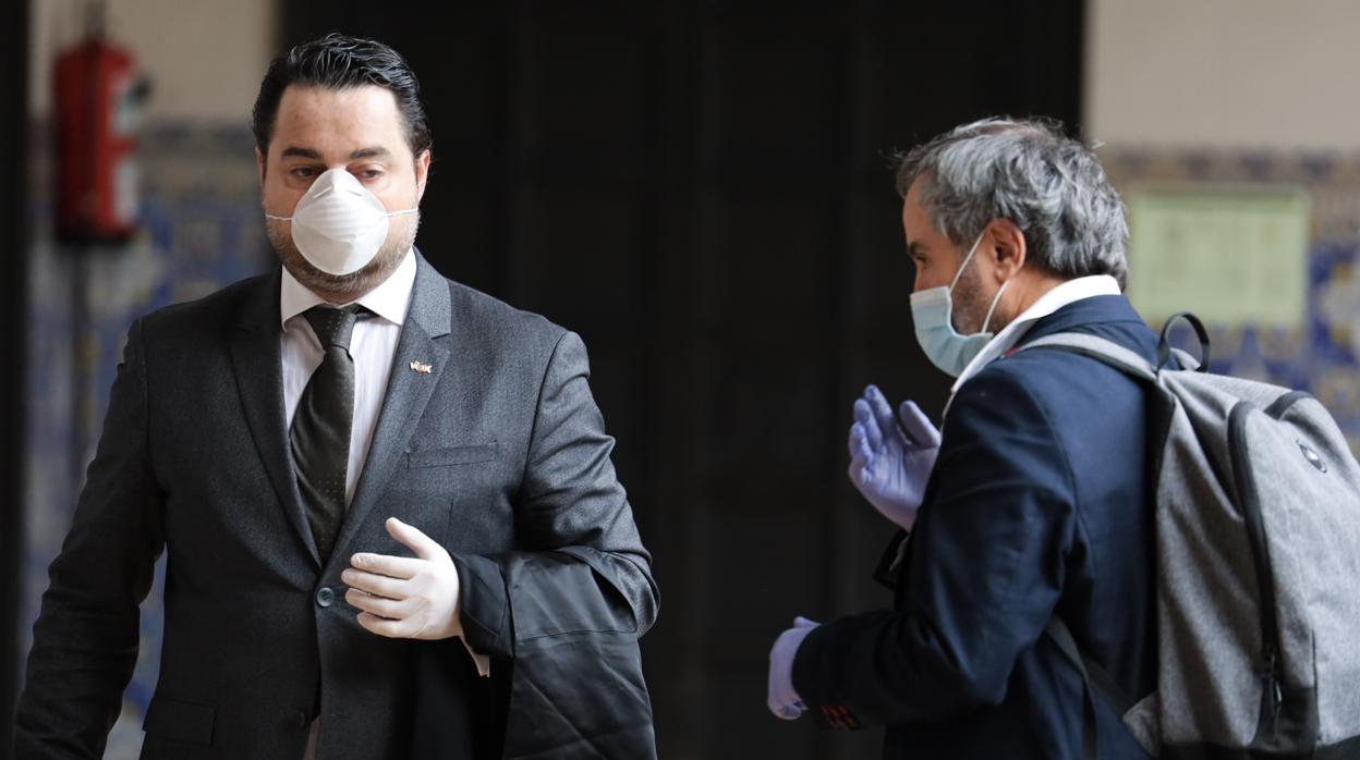 Los abogados han acudido a esta vista en el TSJA con mascarillas y guantes, por el coronavirus. En la imagen, el abogado de Vox -acusación popular- y el del antisistema (con mochila)