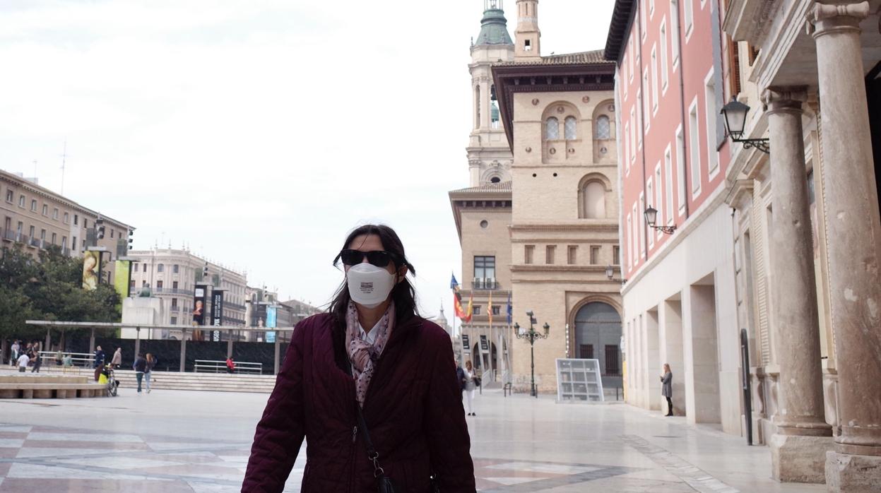 Mascarillas en una Plaza del Pilar inusualmente vacía por la alarma del coronavirus