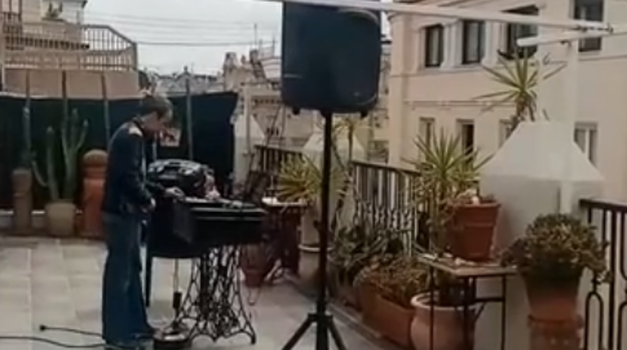 Imagen de Xino DJ animando con música a sus vecinos desde su casa en Valencia