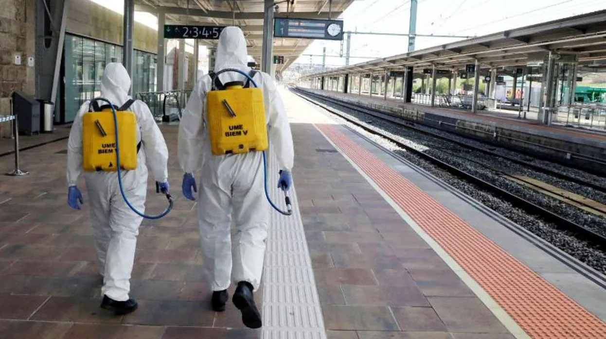 Efectivos de la UME desinfectan la estación de tren de Santiago de Compostela