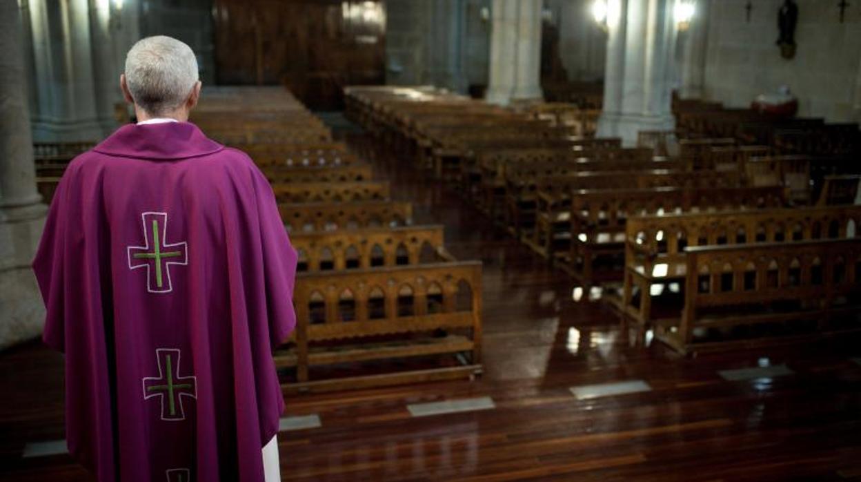 El párroco de la iglesia orensana de As Caldas celebra un oficio sin feligreses