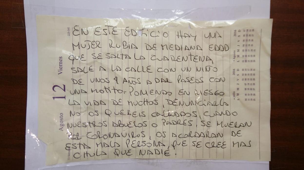 Una de las notas que apareció colgada en la mañana de este viernes en el portal donde vive la mujer, que adjunta en su denuncia