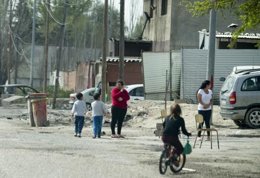 Dos mujeres vigilan a sus hijos en el sector 6