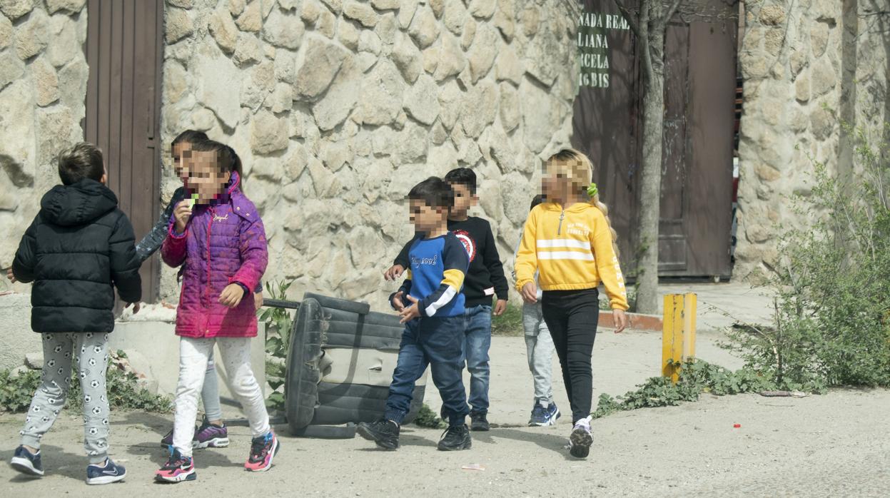 Un grupo de niños pequeños pasea por una calle de la Cañada Real