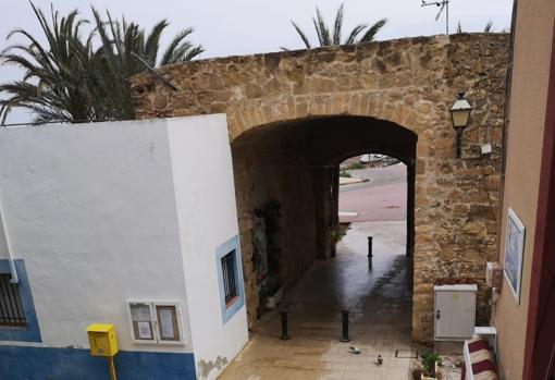 Arco de entrada a la zona poblada de la isla