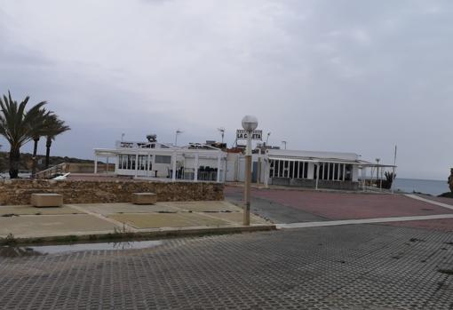 Zona de restaurantes próximos a la playa, vacía