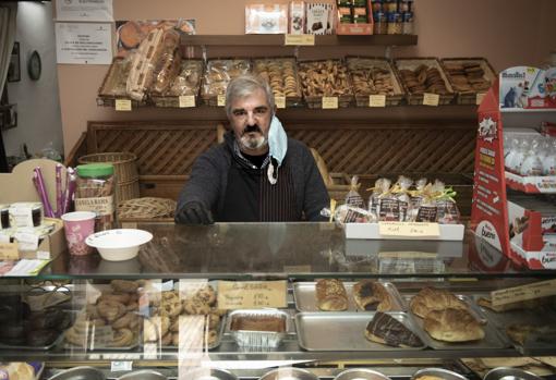 Pedro, protegido con guantes y mascarilla, en su panadería de Quintana