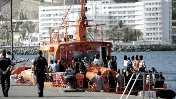 Llega una patera al puerto de Arguineguín, en Gran Canaria