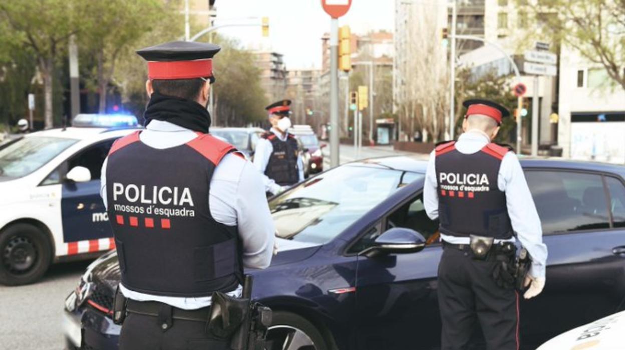 Un control de los Mossos para vigilar que los ciudadanos cumplan el confinamiento