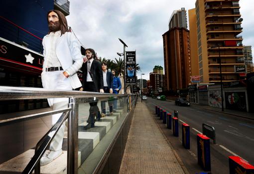 Unas figuras representando los Beatles en la portada de su disco "Abbey Road" en una de las calles de la zona inglesa de Benidorm