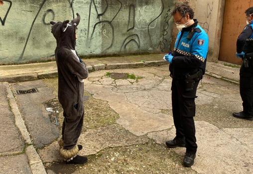 Denuncida una joven por salir disfrazada a la calle